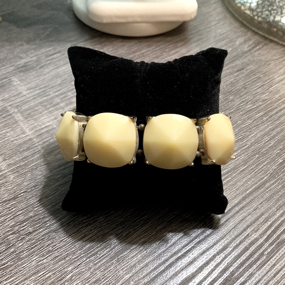 Cream stone stretchy bracelet with gold accents